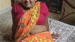 Curvy desi housewife flaunts her navel in steamy video