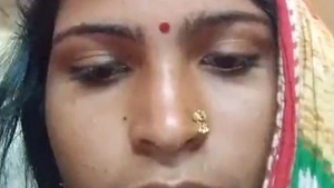 Village bhabhi indulges in self-pleasure with her hands