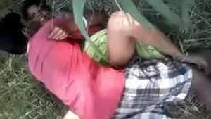 Desi couple gets caught while having outdoor sex