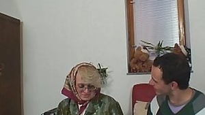 Old women gets her bald pussy slammed