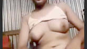 Rustic Indian beauty gives herself pleasure with her fingers