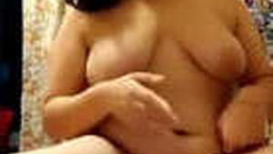 Curvy Indian babe flaunts her nude body