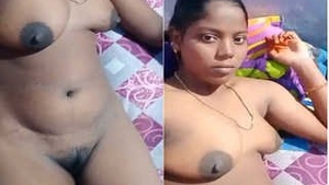 Tamil bhabhi reveals her boobs and pussy in a seductive video