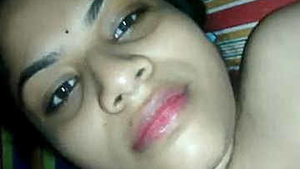 Desi Indian girl gets recorded while sucking and fucking on mobile