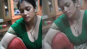 Aunty's natural breasts and cleavage in a steamy video