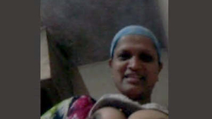 Mature Indian bhabhi performs on camera