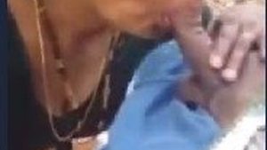 Indian mature woman receives outdoor oral sex