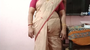 Chubby Aunty gets naughty in a steamy video