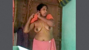 Aunty's clothes change in Mallu Tia's video