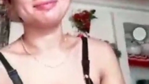 Bela Pakistani bhabi flaunts her body