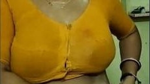 Desi aunty with large breasts gives oral pleasure