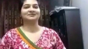 Adorable Pakistani bhabhi Samrin in a seductive video