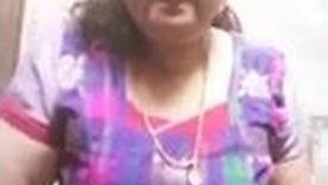 Aunty reveals her curves in a seductive manner