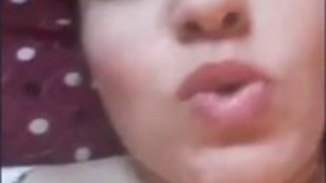 Desi bhabi flaunts her big boobs in selfie video