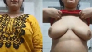 Cute Indian girl reveals her body in a sexy video