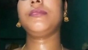 Desi bhabhi flaunts her naked body in a hot video