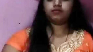 Indian amateur sex model exposes her XXX tits in a solo sex clip