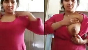 Sexy girl showing her nude webcam