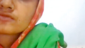 Desi bhabi fing her pussy on toilet