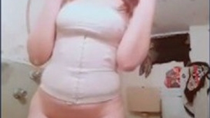Sultry Pakistani girl in steamy video