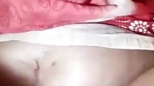 Sexy Desi mom takes banana and starts fucking her own moist pussy