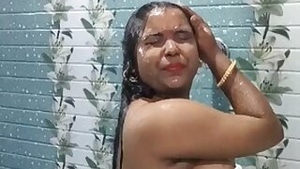 Sexy Bengali Boudi bathing nude video