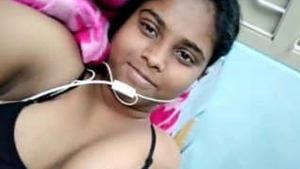 Hot Indian babe in video call shows off her curves
