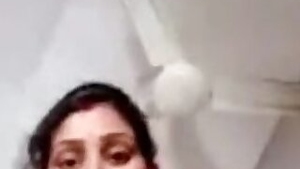 Mom makes online lover appreciate the way she masturbates in XXX video