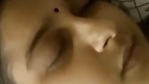 Cheating bhabhi showing fully naked figure for her online lover