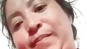 Chut ki video ? Desi hottie showing yoni