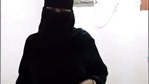 Hot Pakistani Aunty Sucking The Penis Of Lover