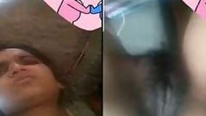 Dirty Desi woman makes guys horny pussy in the close up video