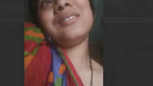 Desi aunty pleasuring herself while chatting on the phone