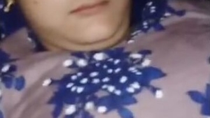 Muslim men have a good time watching an Indian woman video