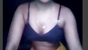 Desi bhabi mid night fing her pussy