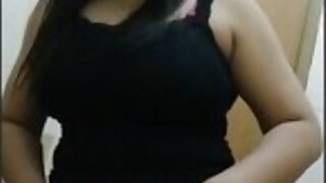 Horny desi bhabi fingering