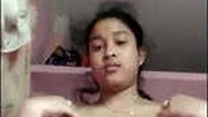 Desi Indian girl flaunts her body parts in a hot video