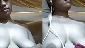 Village Bhabi Showing Her Big Boobs Clips