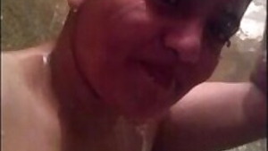 Desi bhabi making bathing video