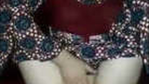 Indian woman Faiqa indulges in intimate self-pleasure for camera