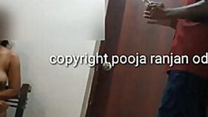 Slutty indian girl asks delivery guy to take nude XXX pics of hers