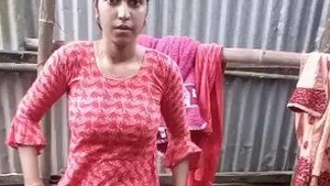 Nude Indian girl takes a bath and gets naughty in solo video