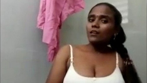 The unsuspecting wife from Lucknow reveals her secret beauty while showering