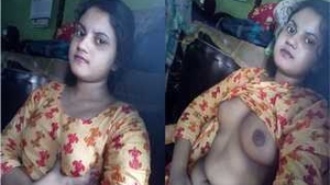 Desi beauty pleasures herself with her fingers in exclusive video