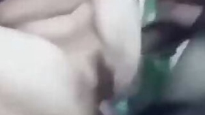 Desi girl fucking her pussy with her daver