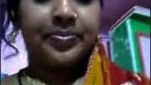 Desi bhabhi masturbates and takes a bath in HD video