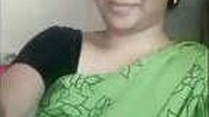 Bhabhi's big boobs on display