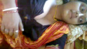 Desi wife gets naughty in bed with her lover