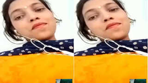 Exclusive Indian bhabhi reveals her boobs and pussy on Facebook