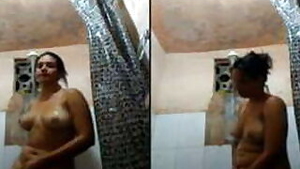 Chubby girl rubs clit during evening relax in the shower